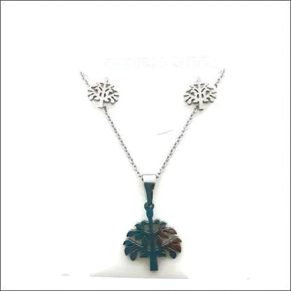 Een ketting met een kruis en bloemen