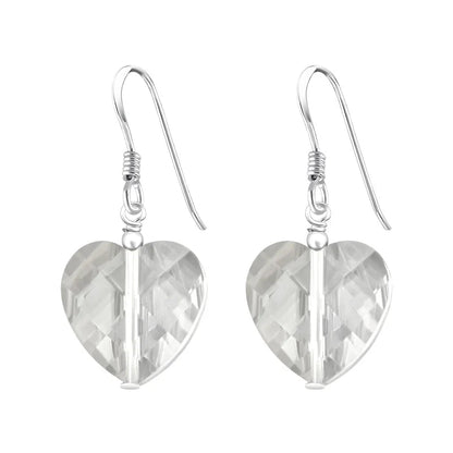 Een paar oorbellen met een hartvormig gezichtje