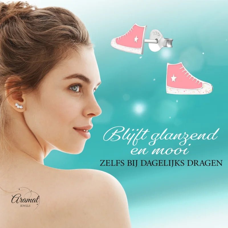 Roze sneaker oorbellen.