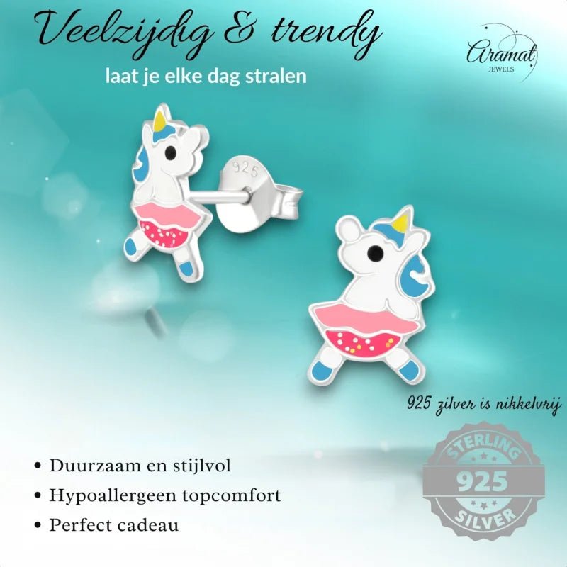 Eenhoornvormige zilveren oorbellen.