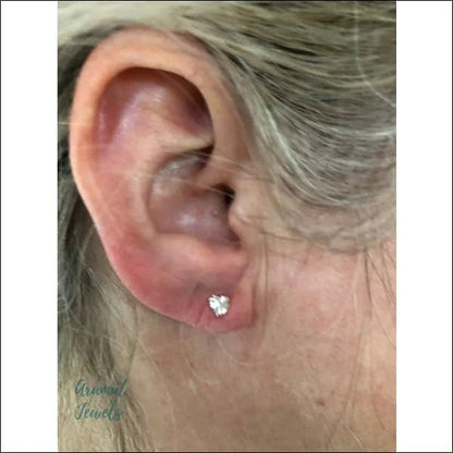 Een vrouw met een kleine oorpiercing