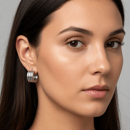 Zilverkleurige Mini RVS Oorringen met Streepjesmotief 13x7mm - Aramat Jewels - Oorringen - cadeautip