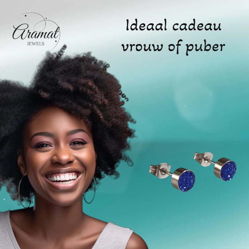 Zilverkleurige oorstekers met donkerblauw kristal – 6 mm - oor3081 - Oorbellen kopen# - 6mm - alles - cadeau