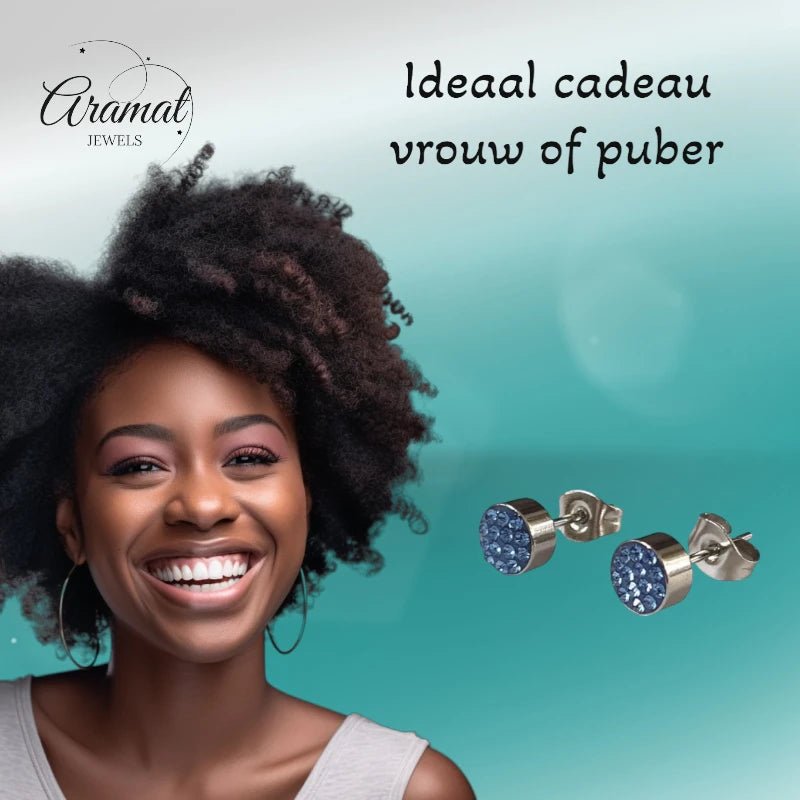 Zilverkleurige oorstekers met lichtblauw kristal – 6 mm - oor3090 - Oorbellen kopen# - 6mm - alles - blauw