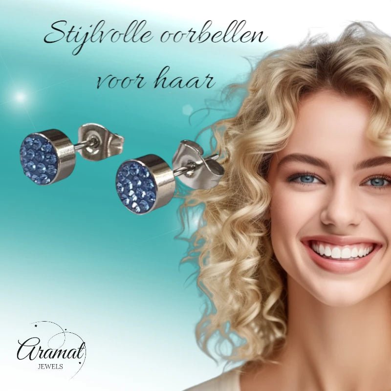 Zilverkleurige oorstekers met lichtblauw kristal – 6 mm - oor3090 - Oorbellen kopen# - 6mm - alles - blauw
