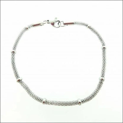 Een zilveren armband met een sluiting