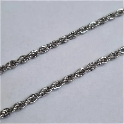 Een ketting met een gedraaid ontwerp