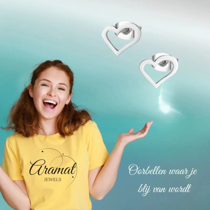 Zilveren hartvormige oorbellen.