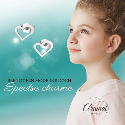 Hartvormige zilveren oorbellen.