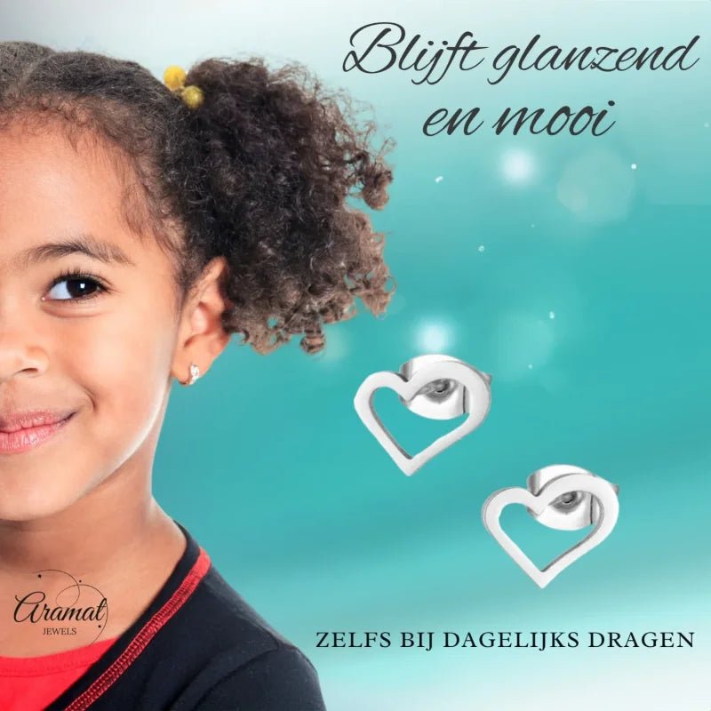 Hartvormige zilveren oorbellen.