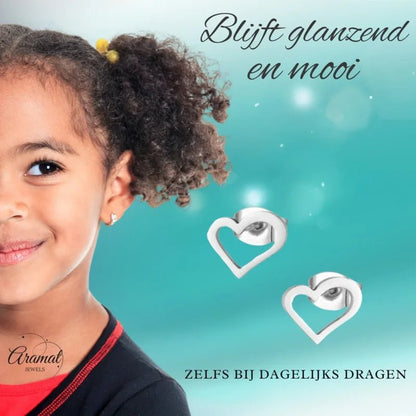 Hartvormige zilveren oorbellen.