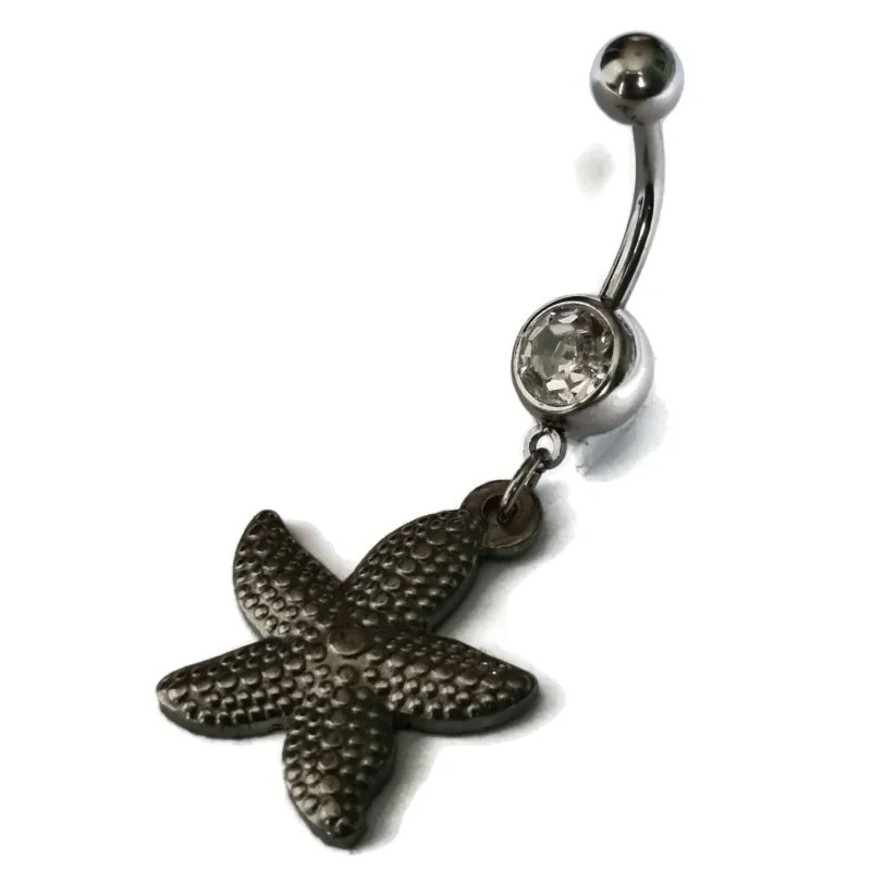 Een zwarte zeesterrenbuikring met een zilveren zeester erop