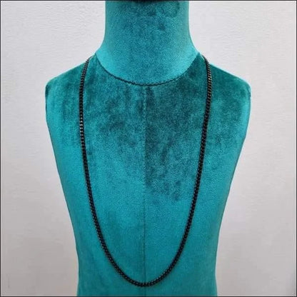 Een close-up van een etalagepop met een zwarte ketting om