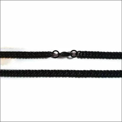 Een zwart touw met een zwarte sluiting