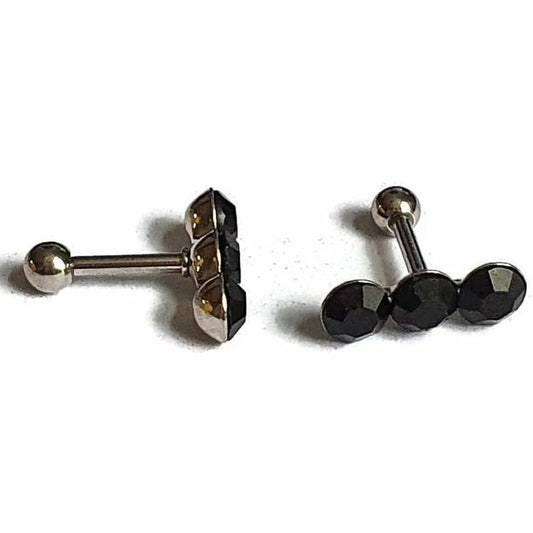 Een paar zwart met zilveren oorbellen