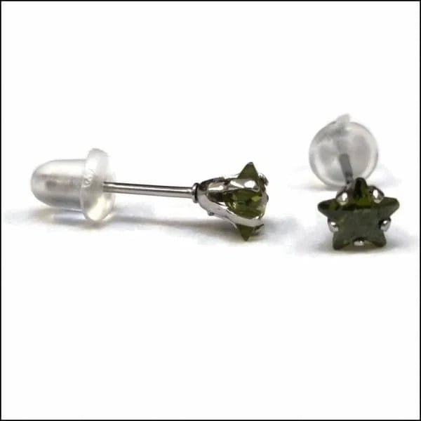 Een paar oorbellen met een groene kristallen steen